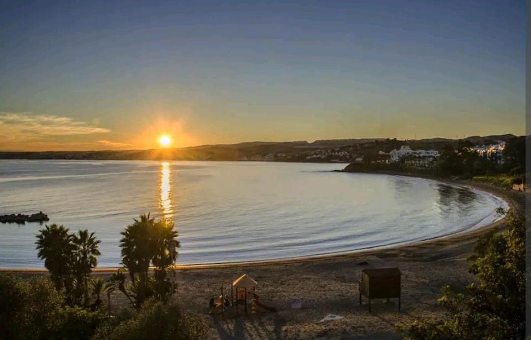 Junto A La Playa Del Cristo Cerca Del Puerto Apartment Estepona Bagian luar foto