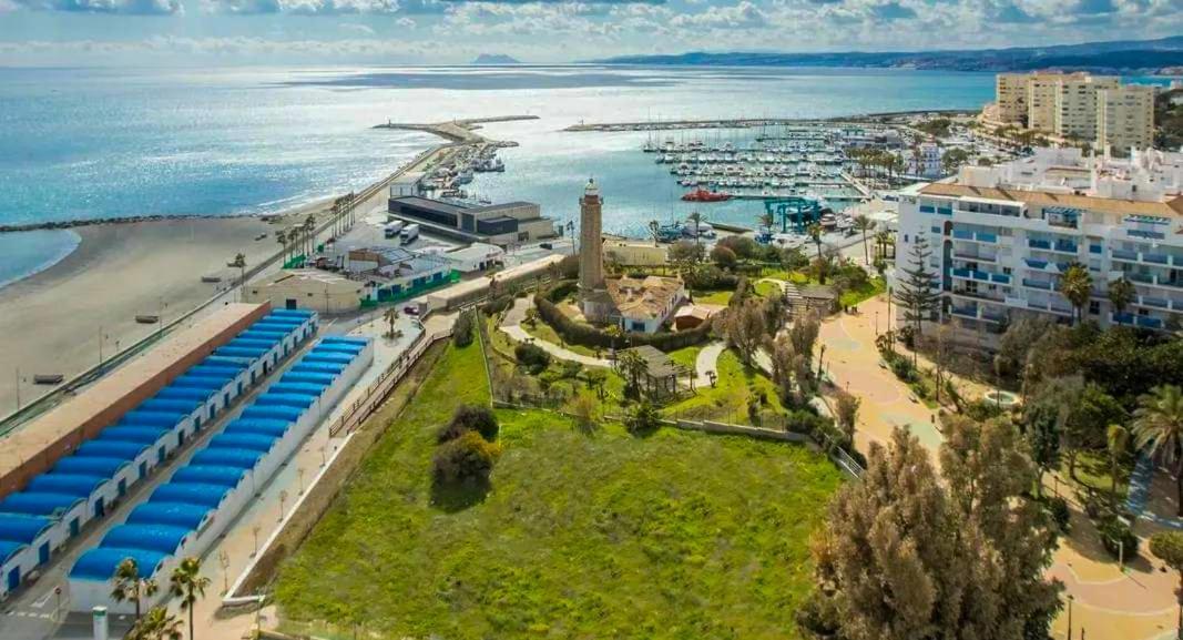 Junto A La Playa Del Cristo Cerca Del Puerto Apartment Estepona Bagian luar foto